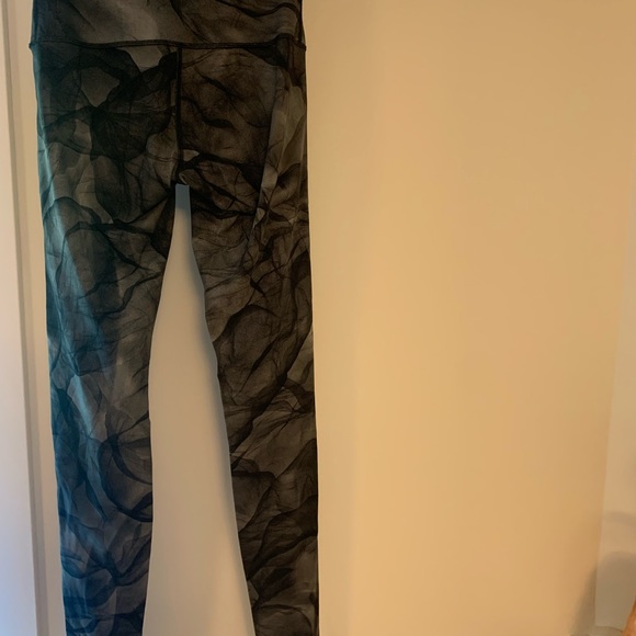 Lululemon Wunder Under Pant Hi-Rise
Midnight Tulle Multi Black leggings size 6 - Picture 3 of 10